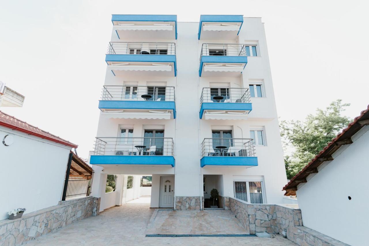 Blue And White Luxury Suites Nea Kallikrateia Kültér fotó