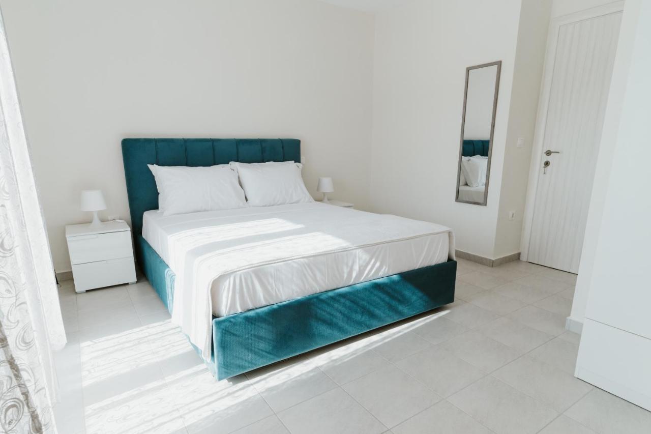 Blue And White Luxury Suites Nea Kallikrateia Kültér fotó