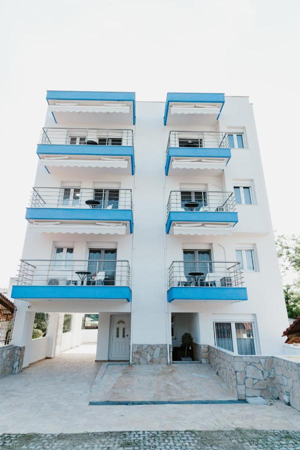 Blue And White Luxury Suites Nea Kallikrateia Kültér fotó