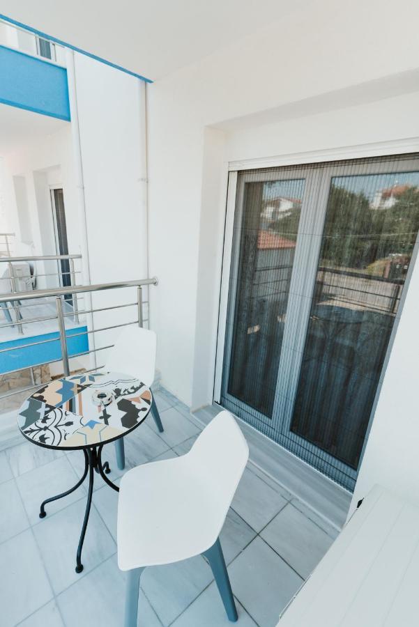 Blue And White Luxury Suites Nea Kallikrateia Kültér fotó
