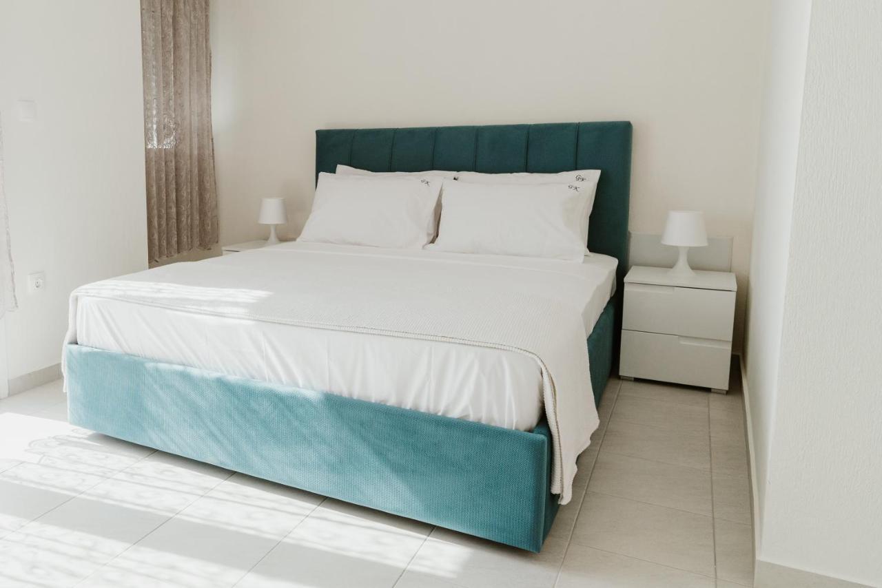 Blue And White Luxury Suites Nea Kallikrateia Kültér fotó
