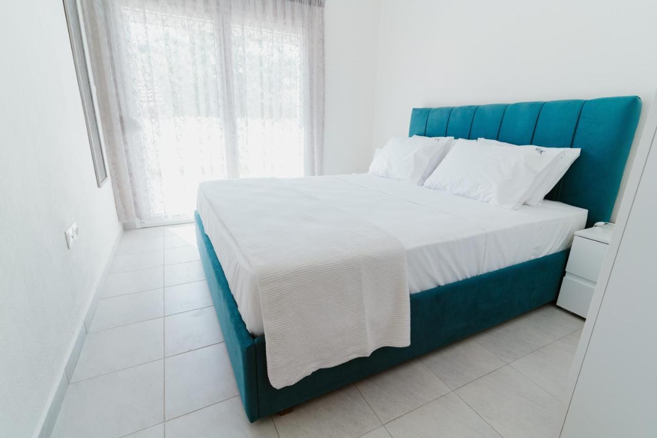 Blue And White Luxury Suites Nea Kallikrateia Kültér fotó