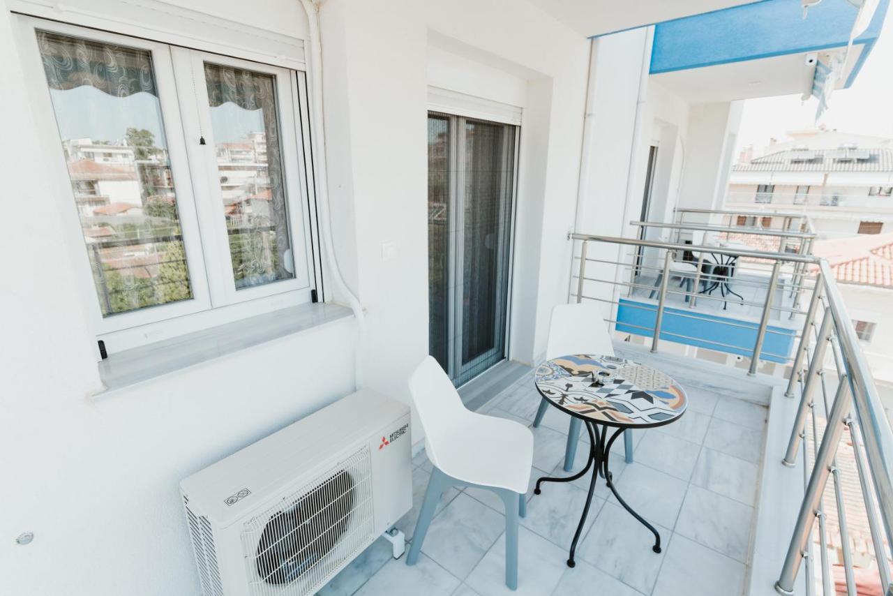 Blue And White Luxury Suites Nea Kallikrateia Kültér fotó